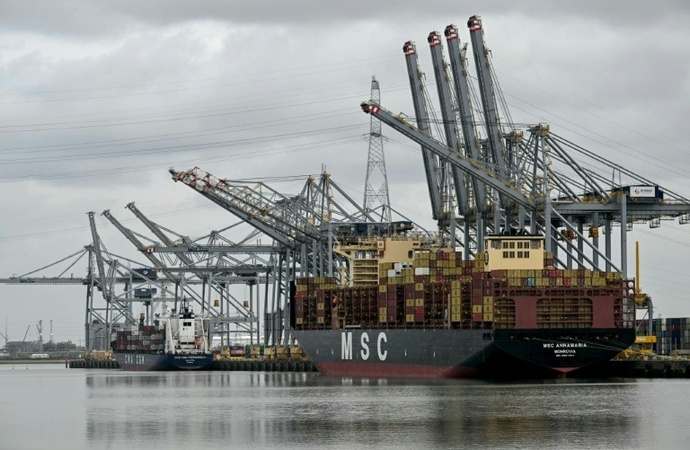 Ausfließendes Öl legt Schiffsverkehr in Hafen von Antwerpen größtenteils lahm