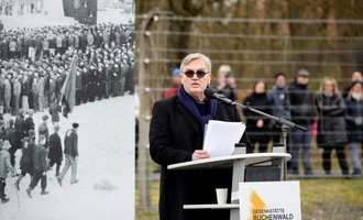 Kerkeling stellt sich im KZ Buchenwald gegen Rechtspopulisten und das Vergessen