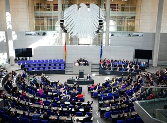 Bundestag bringt Tankrabatt auf den Weg - Aktuelle Stunde zur Ungarn-Wahl
