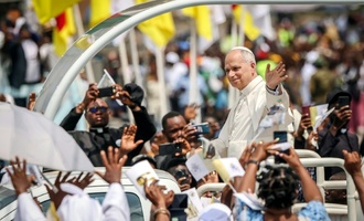 Papst ruft vor mehr als 120.000 Gläubigen in Kamerun zum Frieden auf