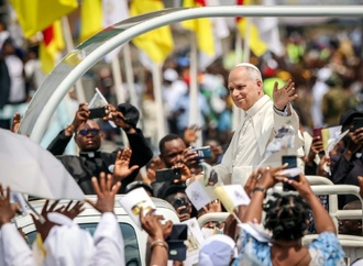 Papst ruft vor mehr als 120.000 Gläubigen in Kamerun zum Frieden auf