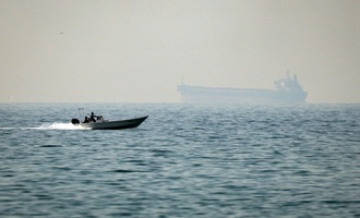 Britische Behörde: Iranische Boote schießen auf Tanker in Straße von Hormus