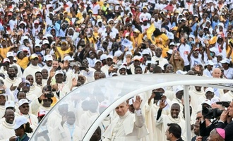 Papst Leo XIV. zelebriert Messe vor 100.000 Menschen in Angola