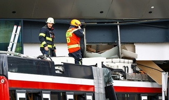 Bus kracht in Supermarkt: Ein Toter und mehrere Verletzte in Salzburg