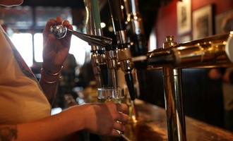 ''Spürbare Konsumzurückhaltung'' - Brauer beklagen zum Tag des Bieres Absatzrückgang