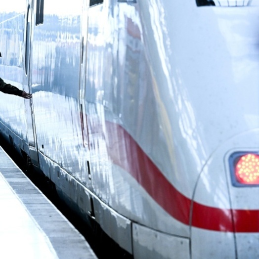 Umfrage: Auto gewinnt an Beliebtheit - Jeder Dritte meidet Bahnfahrten