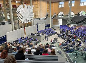 Bundestag beschließt ''Tankrabatt'' und 1.000-Euro-Prämie