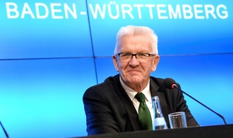 Erster Grünen-Ministerpräsident Kretschmann wird in Stuttgart verabschiedet