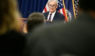 Trump greift Powell wegen dessen vorübergehenden Verbleibs bei der Fed an