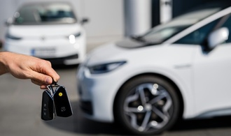 Materialmangel und Kaufzurückhaltung: Autobranche ''schafft es nicht aus der Krise''