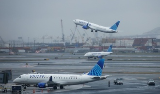 Landender Passagierjet streift Lkw und Laternenmast in den USA