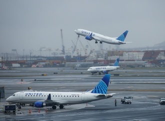 Landender Passagierjet streift Lkw und Laternenmast in den USA