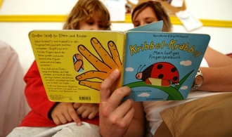 Mütter kleiner Kinder deutlich seltener erwerbstätig als Väter