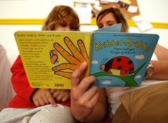 Mütter kleiner Kinder deutlich seltener erwerbstätig als Väter