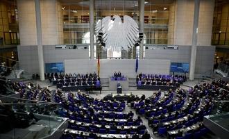 Bas und Alabali Radovan stellen sich im Bundestag Fragen der Abgeordneten