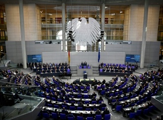 Bas und Alabali Radovan stellen sich im Bundestag Fragen der Abgeordneten