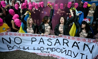 Protest von Femen und Pussy Riot gegen Teilnahme Russlands an der Biennale