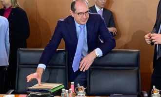 Trotz AfD-Umfragehoch: Bundesinnenminister Dobrindt verteidigt ''Migrationswende''