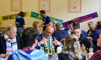 Merz ruft junge Menschen zu Einsatz in Parteien auf - Nein zu Wahl ab 16 im Bund