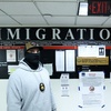 New Yorker Richter schränkt Festnahme von Migranten bei Gericht ein