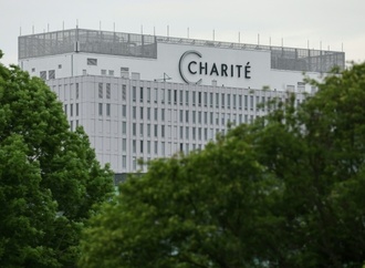 Familie von US-Arzt mit Ebola wird ebenfalls in Berliner Charité gebracht