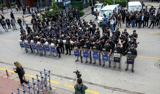 Nach gerichtlicher Absetzung von CHP-Spitze: Türkische Polizei stürmt Sitz der Opposition