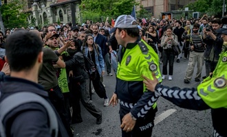 Hunderte türkische Studenten demonstrieren gegen Schließung von liberaler Uni