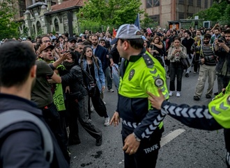 Hunderte türkische Studenten demonstrieren gegen Schließung von liberaler Uni