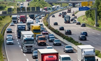 Verkehrsminister Schnieder startet Stellplatz-Informationsdienst für Lkw-Fahrer