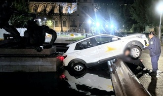 21-Jähriger in Sydney fährt in Brunnen - und isst sein Fast Food weiter