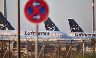 Lufthansa-Maschine fällt am Frankfurter Flughafen auf die Nase