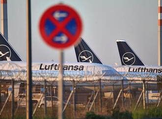 Lufthansa-Maschine fällt am Frankfurter Flughafen auf die Nase