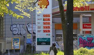 Stegner fürchtet Benzin-Rationierungen bei anhaltenden Kriegen