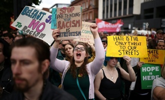 Nach ausländerfeindlichen Protesten: Tausende demonstrieren in Belfast gegen Rassismus