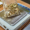 Trickdiebe tragen Kommode mit Gold- und Silberschmuck aus Wohnung von Seniorin