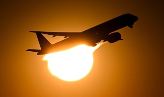 Abflug verzögert: Rettungskräfte versorgen hitzegeplagte Passagiere aus Flugzeug