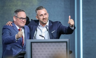 Foto mit erhobenem Arm: Rücktrittsforderungen an Sachsen-Anhalts AfD-Chef Reichardt
