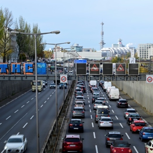 Infrastrukturgesetz: Lob aus Wirtschaft - Kritik von Umweltschützern