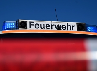 Stuttgarter Feuerwehr rettet vier junge Turmfalken aus heißer Blechverkleidung