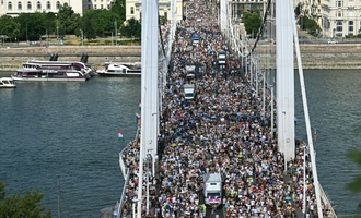 Trotz Hitze: Zehntausende feiern Versammlungsfreiheit bei Pride Parade in Budapest
