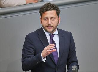 Grünen-Chef fordert spürbare Entlastung von Schwarz-Rot