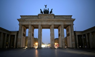 Brandenburger Tor wird zum 250. Geburtstag der Vereinigten Staaten angestrahlt