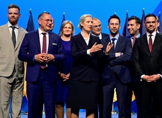AfD erhebt Machtanspruch und stärkt Doppelspitze - begleitet von Protesten