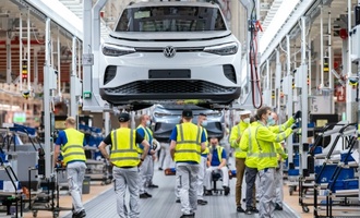 Industrie erhält im Mai nach deutlichem Minus wieder etwas mehr Aufträge