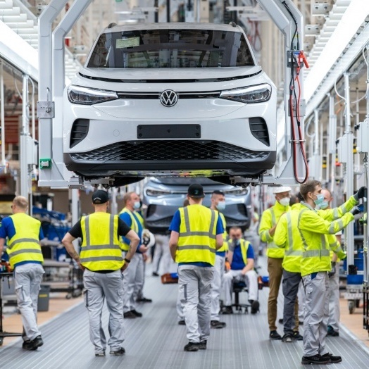 Industrie erhält im Mai nach deutlichem Minus wieder etwas mehr Aufträge