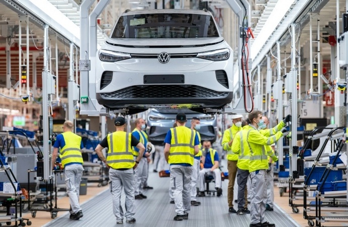 Industrie erhält im Mai nach deutlichem Minus wieder etwas mehr Aufträge