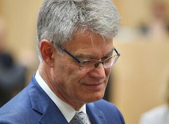 Schnieder erwartet autonome Fahrangebote noch als Minister
