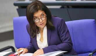 Kellner wirft Reiche ''Berater-Luxus'' vor