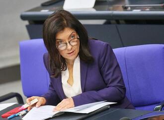 Kellner wirft Reiche ''Berater-Luxus'' vor