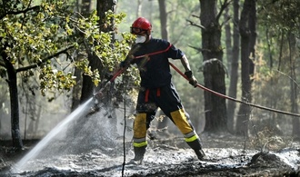 Hunderte Feuerwehrleute gegen Waldbrände in Frankreich im Einsatz
